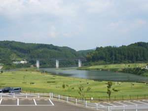 신미즈카와 파크 골프장(오쿠시). 뒤쪽은 후지 샤쿠나게 호와 신미즈카와 대교