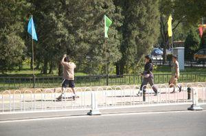 부모와 함께 이주하는 어린이들은 지역 어린이들이 겪지 않는 어려움에 직면한다.