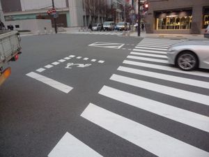 2단계 우회전 대기 장소를 나타내는 법정 외 표시