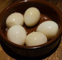 훈제 메추리알의 클로즈업 뷰