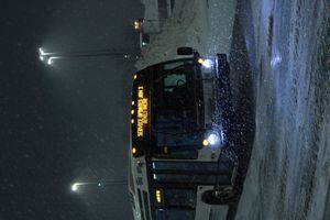 휘트비역에서 승객을 태우는 GO 트랜싯 버스