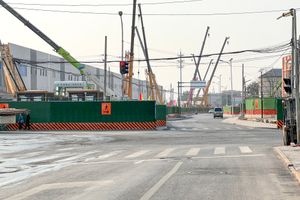 역 건설 현장, 남쪽에 위수좡 주차장 있음