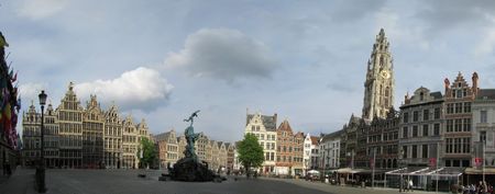 왼쪽은 길드 하우스 군, 오른쪽에 보이는 탑은 성모 마리아 대성당(광장과는 면하지 않음)