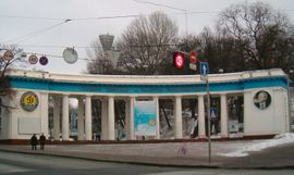 흐루셰우스키 거리와 페테르 골목 모퉁이에 있는 경기장 열주 입구