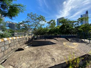 시그널 힐 포대의 잔해. 시그널 힐에 있는 4개의 콘크리트 포좌.