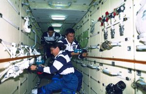 우주 비행사 낸시 J. 커리가 STS 88 임무 중 타이맥스 아이언맨 트라이애슬론 데이터링크 모델 78401을 착용하고 있다.