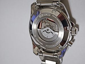 세이코 키네틱 시계의 후면. 자동 발전 기구가 보인다.