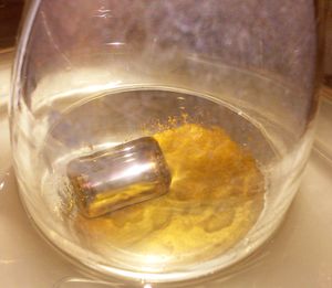 아르곤 하에서 슐렝크 플라스크 내의 칼륨 흑연. 유리 코팅된 자성 교반 막대도 보인다.