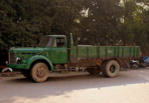 1964-1968년식 히노 TA14 (미얀마). 곡면 앞유리가 특징이다.