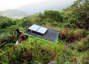 히복히복 화산에 위치한 태양광 원격 모니터링 스테이션