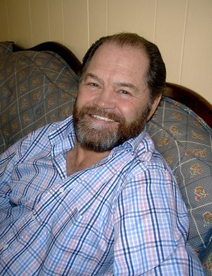 굿스피드 오페라 하우스에서 뮤지컬 피핀의 샤를마뉴 대왕 역을 위해 기른 수염을 한 돌렌즈.