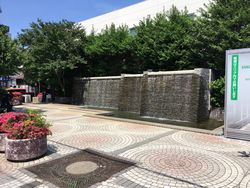 히토쓰바시가쿠엔역 북쪽 출구 앞의 학원역 앞 공원