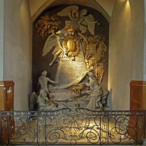 1748년에 사망한 히로니무스 폰 에를라흐의 추모 묘지. 바닥에는 1751년 사망한 목사의 부인인 마리아 막달레나 랑한스의 무덤이 있다. 두 무덤 모두 요한 아우구스트 날의 작품이다.