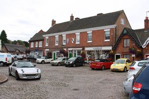 마켓 보스워스는 보즈워스 전투로 가장 잘 알려져 있으며, 행정구역에서 세 번째로 큰 마을이다.