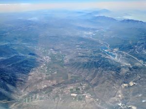 오클리, 카마스, 프랜시스를 남쪽에서 바라본 모습. 파크 시티와 조다넬 저수지는 오른쪽 상단에 위치해 있다.