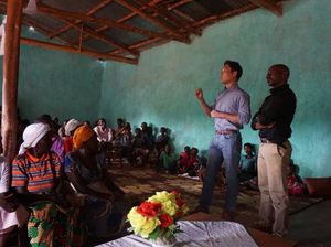 서상원 박사가 르완다 카욘자 지역에서, 가족과 지역 사회의 위협을 피해 온 미혼모들이 설립한 협동조합에서 교육의 중요성에 대해 강연하는 모습.