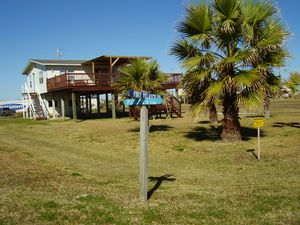 서프사이드 비치의 해변 별장과 도로 표지판