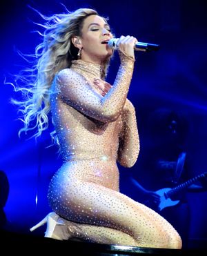 비욘세의 셀프 타이틀 앨범 (2013)은 종종 서프라이즈 앨범을 대중화한 것으로 여겨진다.