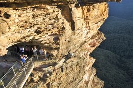 세 자매봉과 마운트 솔리터리의 모습. 밝은 오렌지/노란색 부분은 최근 침식으로 노출된 새로운 암석을 나타냅니다.