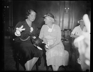 캐롤라인 해즐릿(왼쪽)과 거트루드 루스 지아니 데 페란티는 1936년 9월 8일 워싱턴 D.C.에서 조직을 대표하는 유일한 두 명의 여성 대표입니다.