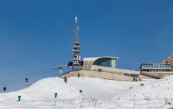 초기 강설 후 여름의 단테르체피에스 공중 케이블카 상부 종점