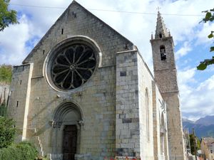 나자렛의 성모 교회 장미 창 정면