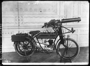 오토바이에 탑재된 슈바르츠로제 M.07