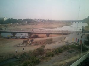 스리칼라하스티의 스와르나무키 강과 다리