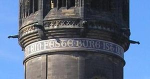 교회 탑에 새겨진 "Ein feste Burg ist unser Gott" (내 주는 강한 성이라)