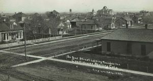 1911년 3월 28일에 발행된 사우스 세컨드 스트리트와 시더 스트리트 모퉁이에서 촬영된 엽서