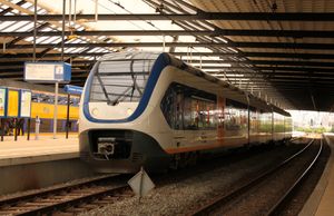 스히담 센트룸역에 정차한 훅반홀란트 열차의 신규(2010) SLT 유닛 2401호