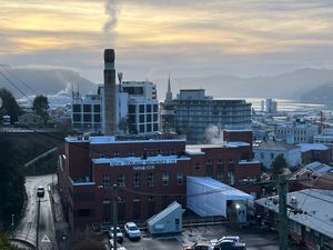 벽돌로 지어진 스페이츠 건물과 맥주 통이 얹어진 높은 굴뚝 사진