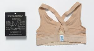 조그브라(Jogbra)의 모습. 뒷면 포장지에는 "가슴이 튀지 않게 해주는 프로페셔널 애슬레틱 서포트 브라"(Professional Athletic Support Bra)라고 쓰여져 있다.