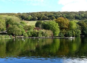 배경에 올리버스 마운트가 있는 스카버러 미어