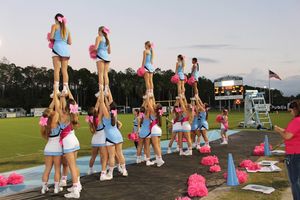 플라이어(Flyer)가 맨 위에, 베이스(Bases)가 맨 아래에 위치한 익스텐션(Extension) 스턴트. (폰테 베드라 고등학교)