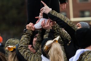 릴리스 전후의 적절한 파트너 잡기 자세는 중요하다. (볼드윈 월리스 대학교)