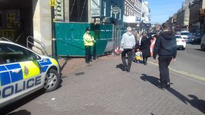 독살 사건 이후 솔즈베리의 Zizzi 레스토랑을 경계하는 경찰