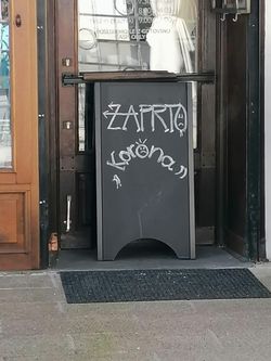 2020년 3월 15일, 노보 메스토의 닫힌 커피숍 앞 "Zaprto Korona"(코로나19로 인한 휴업) 텍스트
