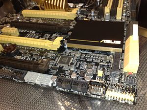 컴퓨터 마더보드에 통합된 두 개의 POST 7세그먼트 디스플레이