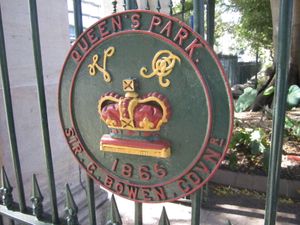 2012년에 촬영된 1865년 퀸즈 공원 게이트 로고