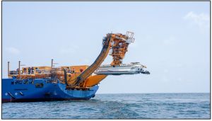 인도 해군 DSRV가 구조선에서 발사됨