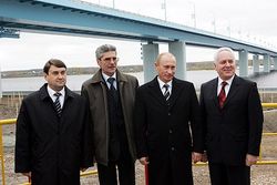 왼쪽부터: 이고르 레비틴, 세르게이 갈킨, 블라디미르 푸틴 그리고 리시친, 볼가강을 가로지르는 유빌리 다리 개통식에서.