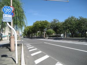 아오모리현도 제120호선은 국도 4호선과의 교차로 바로 남쪽, 아오모리시 중심부에서 남쪽을 향하고 있다.