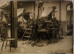 코크 이그제미너의 인쇄기가 1922년 8월 9일~10일, 자유 아일랜드군이 코크에 도착하기 전에 반 조약 IRA에 의해 파괴된 모습