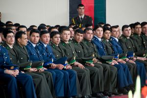 2010년 졸업반이 대통령 하미드 카르자이가 2010년 3월 졸업식에서 연설을 듣고 있다.