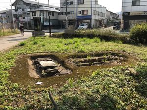 역 앞 광장에 보존된 상자식 석관 (2016년)역 건설에 따른 발굴 조사에서 발견되었다.