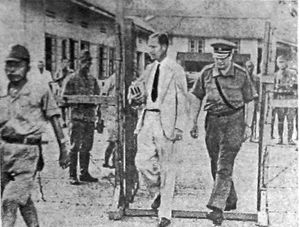 총독 차르다 판 스타켄보르 스타추베르(왼쪽)와 헤인 테르 포르텐 중장이 수용을 위해 바타비아의 제10대대 주둔지에 도착하고 있다.