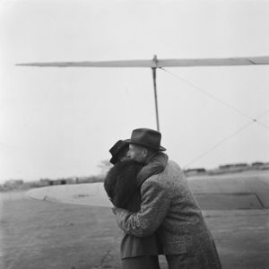 차르다 판 스타켄보르 스타추베르가 그의 연인과 재회하다 (1945년 9월 9일)