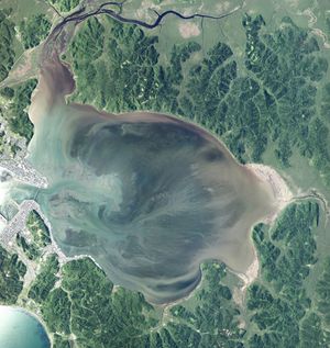 앗케시 호 주변의 항공 사진.2021년 6월 9일 촬영한 27장을 합성 제작.국토교통성 국토지리원 [https://mapps.gsi.go.jp/ 지도・항공사진 열람 서비스]의 항공 사진을 기반으로 제작.