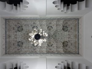 석고로 만든, 모스크 중앙 본당의 12세기 무카르나스 볼트